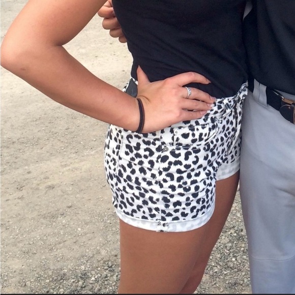 BNWOT American eagle Women’s animal print jean shorts size 2 - Picture 2 of 5